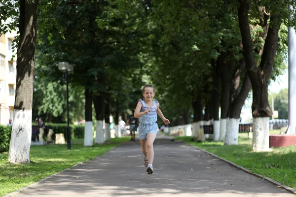 Маленька дівчинка біжить на парку — стокове фото