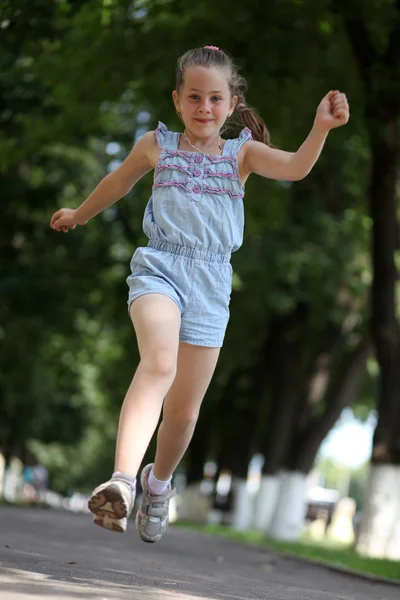 Little girl running on the park — Stock Photo, Image