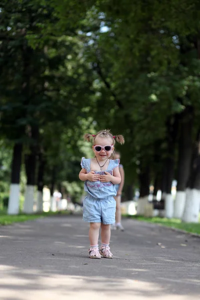 Bellissimo bambino in occhiali da sole — Foto Stock