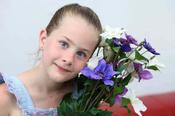 Retrato de hermosa chica con flor —  Fotos de Stock