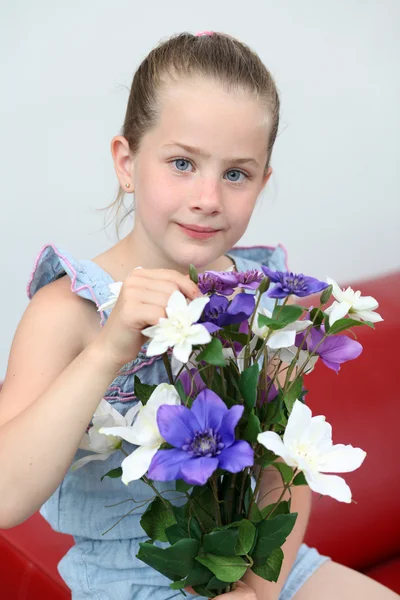 Retrato de hermosa chica con flor —  Fotos de Stock