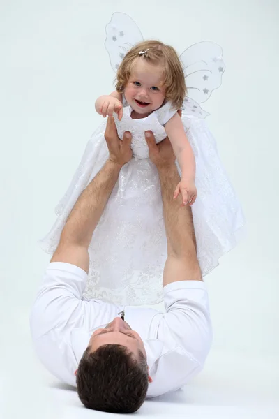 Padre che tiene le mani sulla bambina — Foto Stock