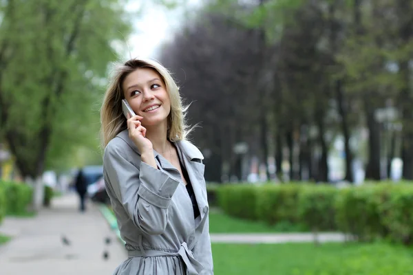 Jovem mulher falando no celular — Fotografia de Stock