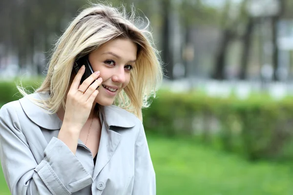 Молодая женщина разговаривает по мобильному телефону — стоковое фото