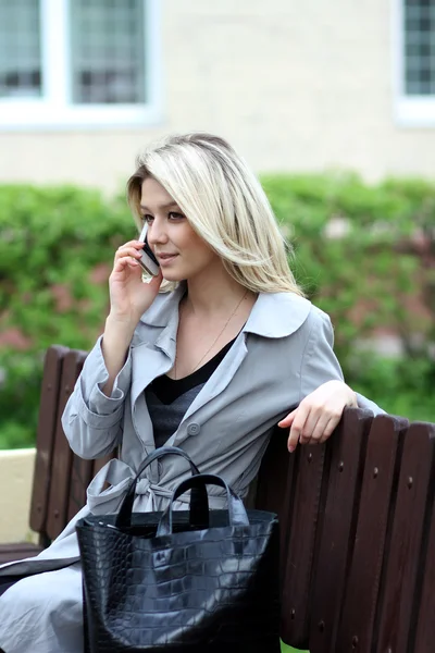 Młoda kobieta rozmawiająca przez telefon komórkowy — Zdjęcie stockowe