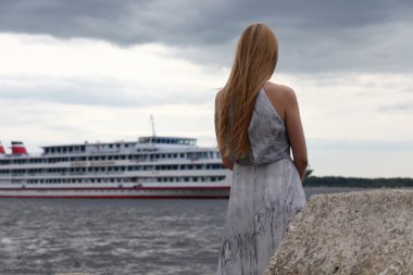 Kıyıda duran üzgün kadın