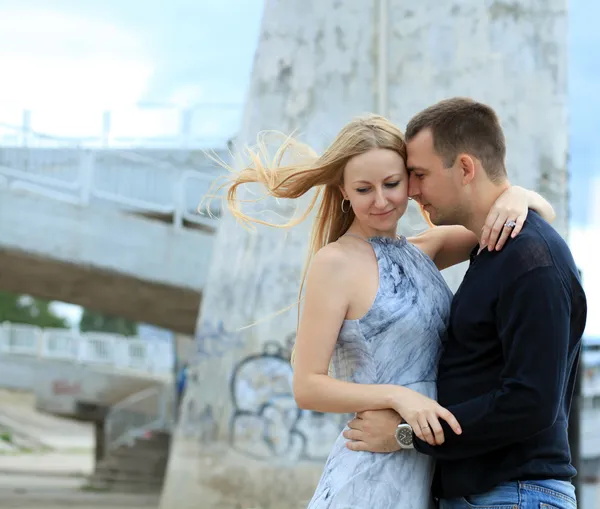 Jeune couple amoureux en plein air — Photo