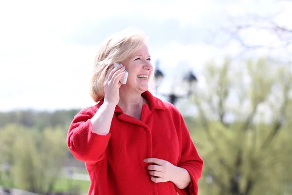 Portret van senior dame op vaste telefoongesprek — Stockfoto