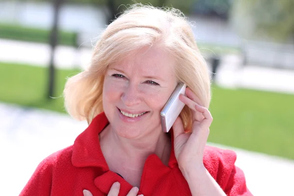 Portret van senior dame op vaste telefoongesprek — Stockfoto