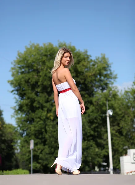 Signora in abito bianco in strada estate — Foto Stock