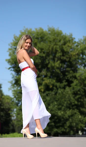 Sokak yaz beyaz elbiseli Bayan — Stok fotoğraf