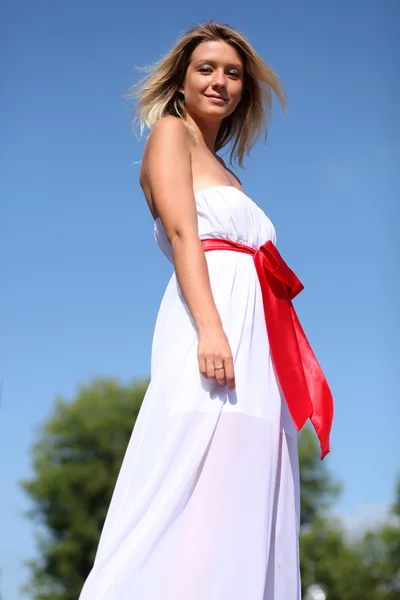 Señora en vestido blanco en la calle de verano —  Fotos de Stock