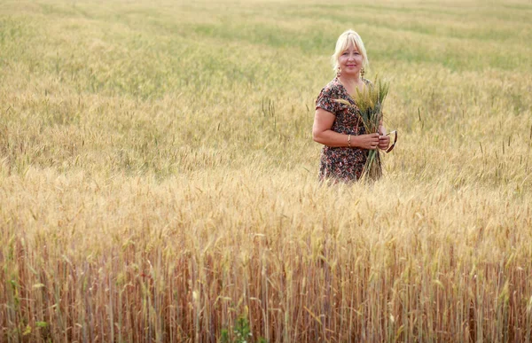 在小麦田中一名老年妇女的肖像 — 图库照片