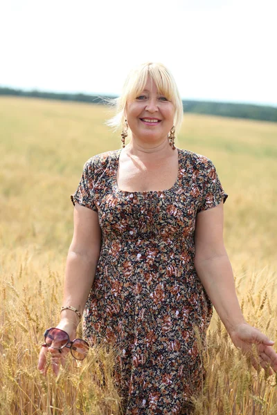 Портрет пожилой женщины на пшеничном поле — стоковое фото