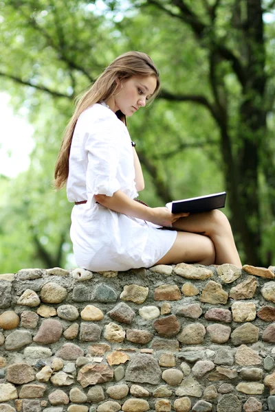 Угорська жінка влітку, зелений парк читає книгу — стокове фото