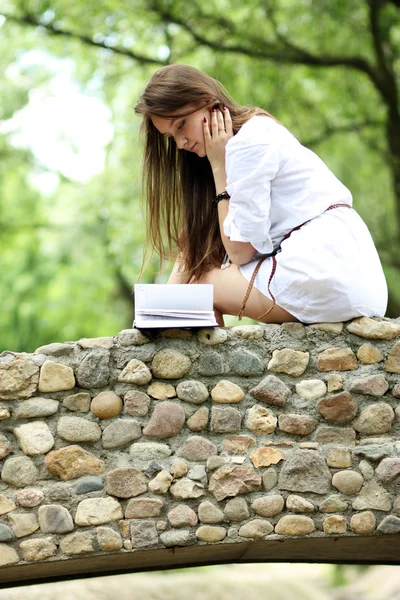 Mujer Oung en verano, libro de lectura del parque verde — Foto de Stock