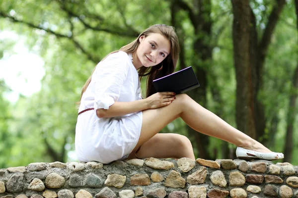 Oung kvinna i sommar, grön park läsa bok — Stockfoto