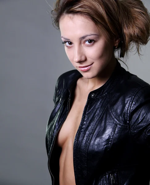 Menina bonita em uma jaqueta de couro — Fotografia de Stock