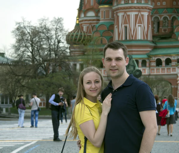 Młoda para w mieście Moskwa — Zdjęcie stockowe