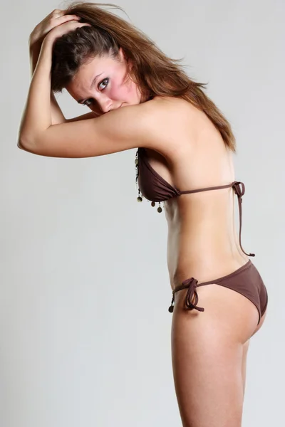 Brunett kvinna i brun underkläder — Stockfoto