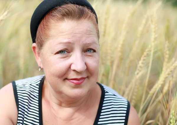 Porträt einer älteren Frau in einem Weizenfeld — Stockfoto