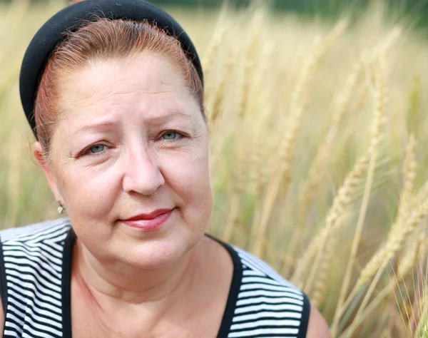 Portret starsza kobieta w polu pszenicy — Zdjęcie stockowe