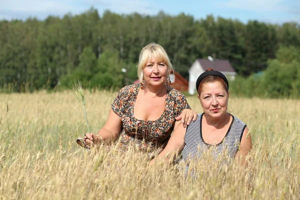 Портрет літніх жінок на пшеничному полі — стокове фото