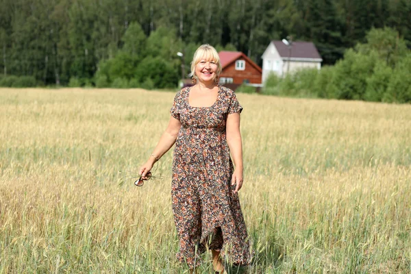 Buğday alan yaşlı bir kadın portresi — Stok fotoğraf