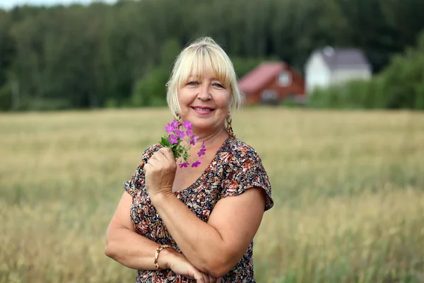 Portret starsza kobieta w polu pszenicy — Zdjęcie stockowe