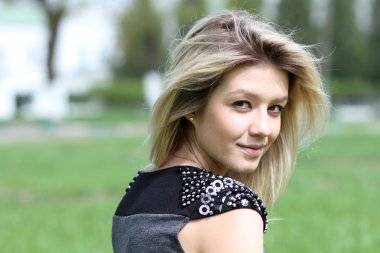 Güzel genç kız gülümsüyor.