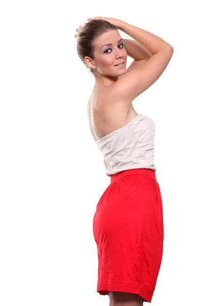 Ευτυχισμένη νεαρή γυναίκα με κόκκινο φόρεμα.. — Φωτογραφία Αρχείου