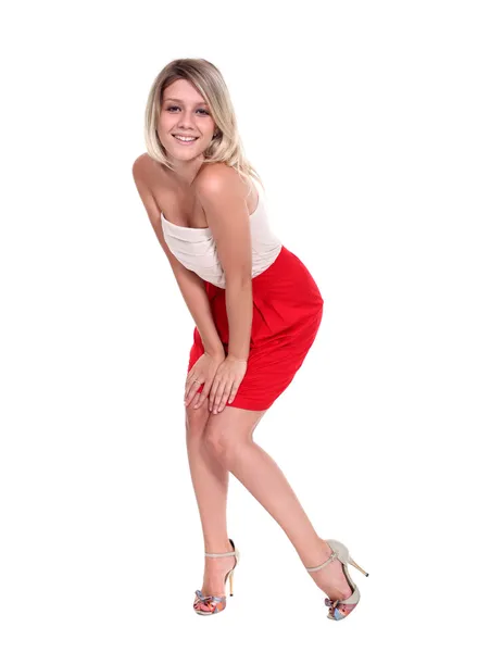 Gelukkig jong vrouw in rood jurk. — Stockfoto