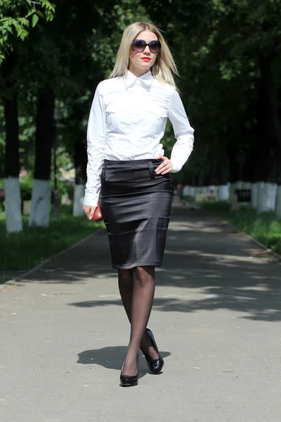 Vrouw die op straat loopt — Stockfoto