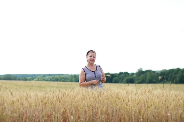 Porträt einer älteren Frau in einem Weizenfeld — Stockfoto