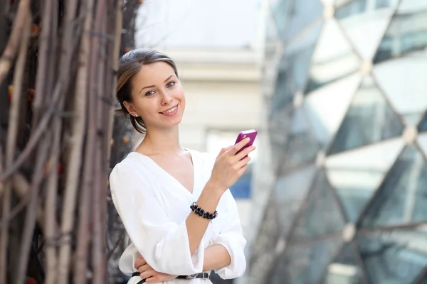 Mladá žena mluví na mobilním telefonu — Stock fotografie