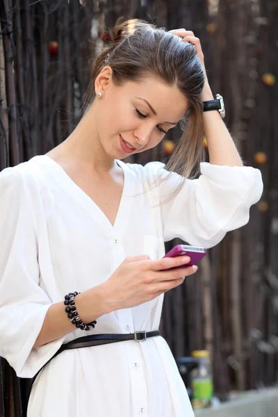Mujer joven hablando por teléfono móvil —  Fotos de Stock