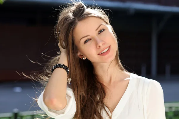 Krásná mladá dívka se usmívá — Stock fotografie