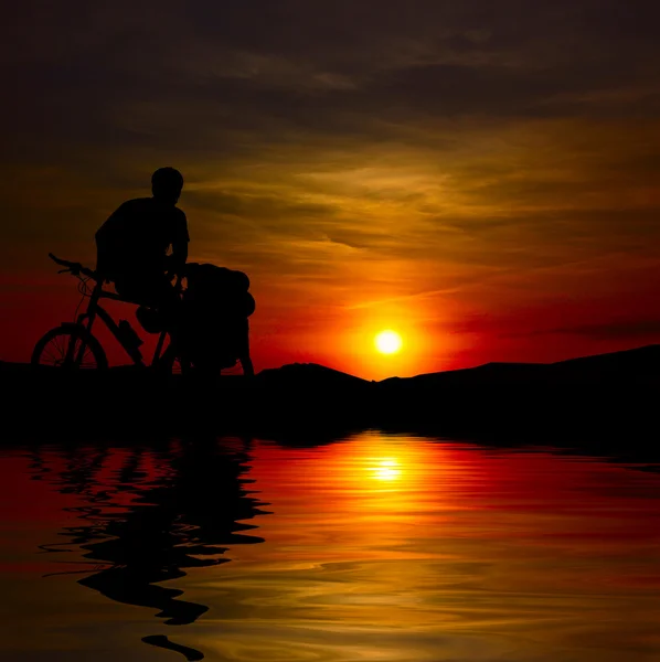 Man on the bicycle near lake — Stock Photo, Image