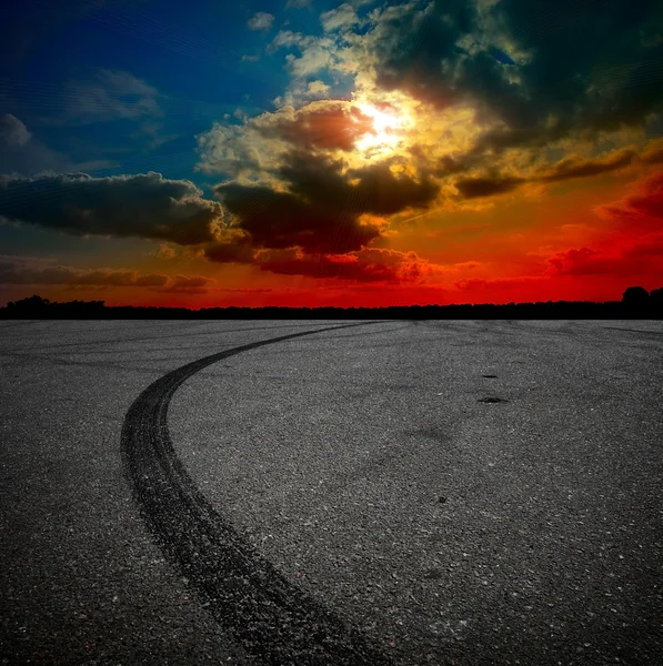 道路の赤い夕日 — ストック写真