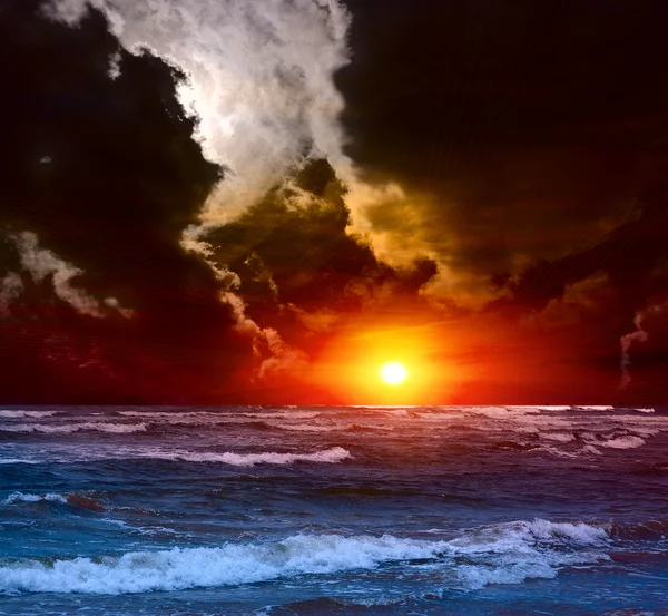 Zonsondergang op de oceaan — Stockfoto