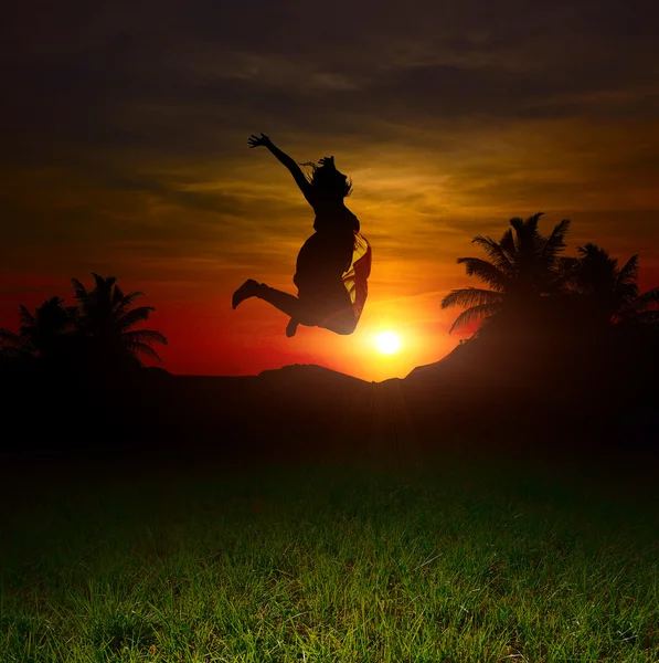 Menina está pulando — Fotografia de Stock