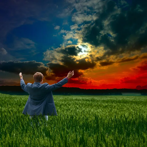 Orando silhueta homem no pôr do sol fundo — Fotografia de Stock