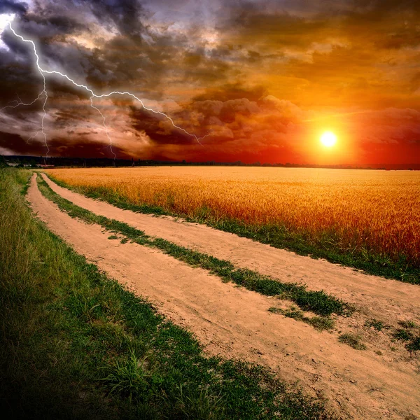 Estrada terrestre ao pôr-do-sol — Fotografia de Stock