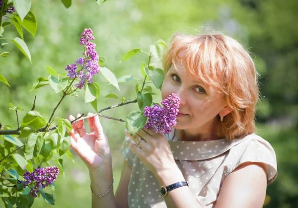 Portrait of woman in a spring park — Stock Photo, Image