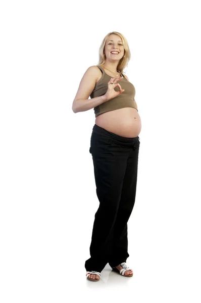 Радостная беременная женщина показывает ОК знак — стоковое фото