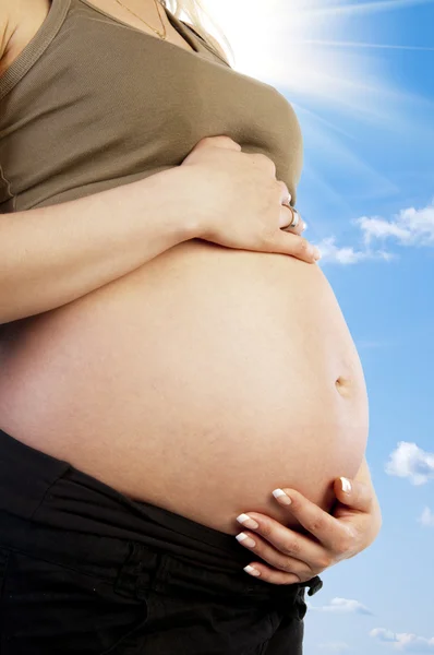Těhotná žena hladí své břicho — Stock fotografie