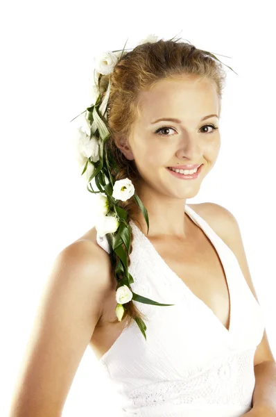 Vacker ung kvinna med färsk våren blommor i håret — Stockfoto