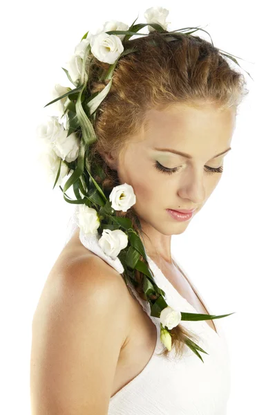 Mulher bonita com flores frescas da primavera em seu cabelo — Fotografia de Stock