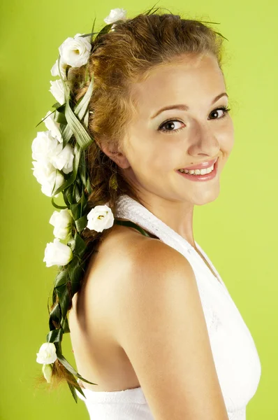 Saçında taze bahar çiçekleri ile güzel bir genç kadın — Stok fotoğraf