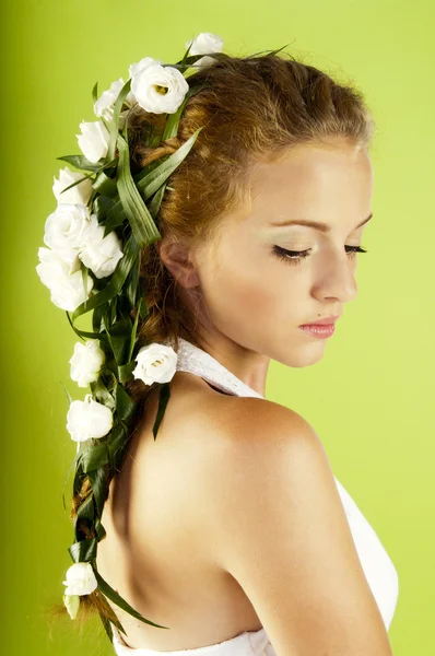 美丽的年轻女子，与她的头发的新鲜春天的花朵 — 图库照片